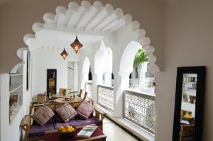 sala de estar con sofá y mesa en Riad Vert, en Marrakech