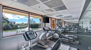 einen Fitnessraum mit Laufbändern und Crosstrainern in der Unterkunft The Link Hotel on Sunrise in Fort Lauderdale