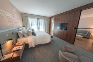 a bedroom with a bed and a television at Royal Tulip Brasília Alvorada in Brasília
