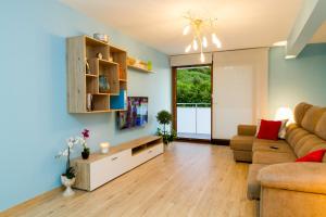 a living room with a couch and a table at bluehousesopela in Sopelana