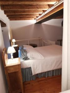 DIMORA SANT'EGIDIO في فيرونا: غرفة نوم بسرير وسقف خشبي