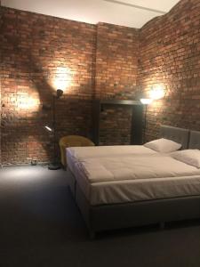 una camera con letto e muro di mattoni di Stawowa 13 a Katowice