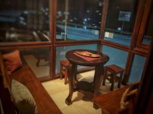 einen Tisch mit einem Stück Pizza auf einem Fenster in der Unterkunft Apartment Kristi in Kruševo