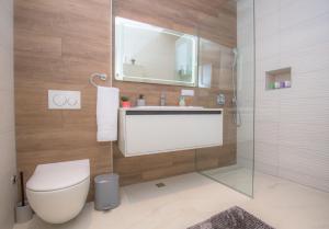 A bathroom at Apartments Capocesto