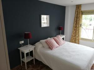 ein Schlafzimmer mit einem Bett mit rosa Kissen darauf in der Unterkunft Piso muy amplio Casco Historico in Cartagena