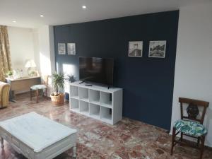 ein Wohnzimmer mit einem Flachbildfernseher an der Wand in der Unterkunft Piso muy amplio Casco Historico in Cartagena