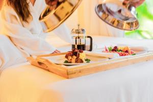 Makanan di atau di tempat lain dekat hotel