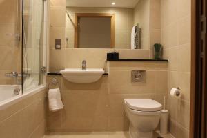 Vonios kambarys apgyvendinimo įstaigoje Stylish 3 Bed 2 Bath Apartment Hyde Park