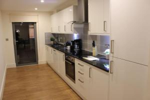 Virtuvė arba virtuvėlė apgyvendinimo įstaigoje Stylish 3 Bed 2 Bath Apartment Hyde Park