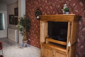 uma sala de estar com televisão num armário de madeira em APARTAMENTO FRANCISCO PIZARRO em Trujillo