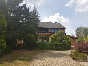 una casa con un sentiero di fronte di Ferienwohnung Lingenfelder a Bad Dürkheim