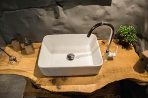 - un lavabo blanc au-dessus d'un comptoir en bois dans l'établissement Oli mare, à Poreč 23 autres photos