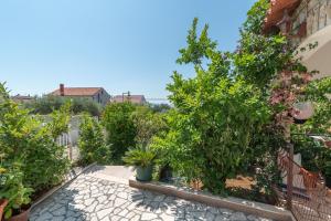 vistas al jardín desde el balcón de una casa en Apartments Vojin, en Trogir