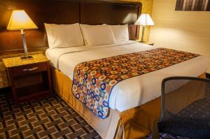 Postel nebo postele na pokoji v ubytování Elmhurst Hotel