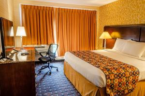 Postel nebo postele na pokoji v ubytování Elmhurst Hotel