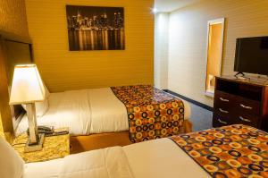 Postel nebo postele na pokoji v ubytování Elmhurst Hotel