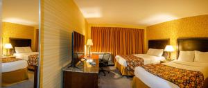 Postel nebo postele na pokoji v ubytování Elmhurst Hotel