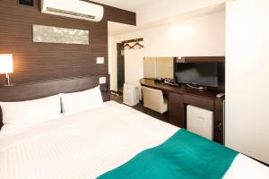 Кровать или кровати в номере Sotetsu Fresa Inn Hamamatsucho-Daimon