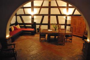 uma sala de estar com uma mesa e um sofá em Maison Pittoresque em Hermerswiller