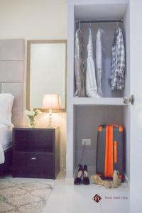 a bedroom with a bed and a dresser at Hotel Santa Clara in San Fernando de Monte Cristi