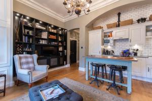 a kitchen with a blue island in a room at Beautiful Property In A Fantastic Location in St Andrews