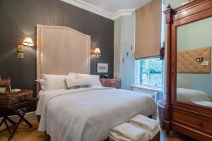 um quarto com uma cama grande e uma janela em Beautiful Property In A Fantastic Location em St. Andrews