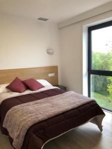Tempat tidur dalam kamar di Apartamentos Compostela