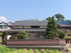 a house with a roof on top of it at familie in Otsu