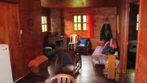 ein Wohnzimmer mit einem Sofa und einem Kamin in der Unterkunft Termales Cabaña en Santa Rosa de Cabal in Santa Rosa de Cabal