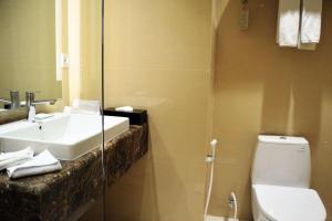Ванная комната в Hotel Santika Gresik