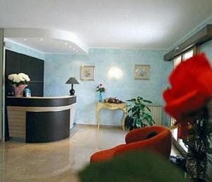 Hotel I Due Cigni في مونتيبولسيانو: غرفة مع لوبي وجدران زرقاء ومكتب