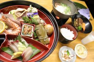czerwony talerz jedzenia na drewnianym stole w obiekcie Amami Resort Bashayamamura w mieście Amami