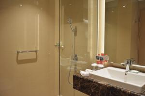 Ванная комната в Hotel Santika Gresik