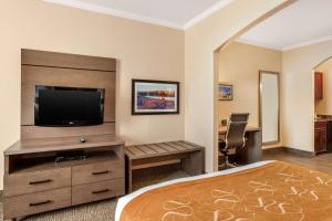 TV a/nebo společenská místnost v ubytování Comfort Suites Baytown I - 10