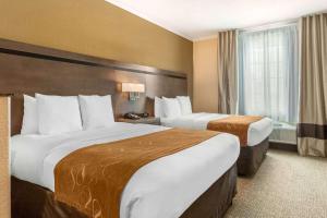 Postel nebo postele na pokoji v ubytování Comfort Suites Baytown I - 10