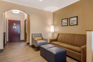 Posezení v ubytování Comfort Suites Baytown I - 10