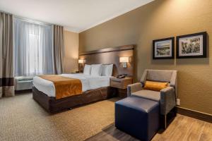 Postel nebo postele na pokoji v ubytování Comfort Suites Baytown I - 10