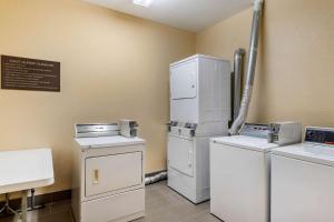 Kuchyň nebo kuchyňský kout v ubytování Comfort Suites Baytown I - 10