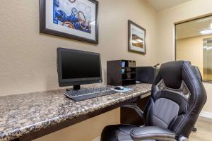 TV a/nebo společenská místnost v ubytování Comfort Suites Baytown I - 10