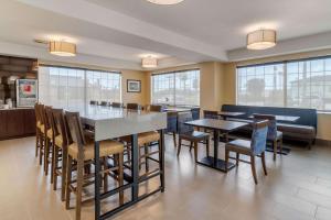 Posezení v ubytování Comfort Suites Baytown I - 10