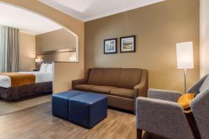Postel nebo postele na pokoji v ubytování Comfort Suites Baytown I - 10