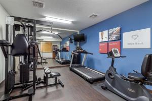 un gimnasio con cintas de correr y equipo cardiovascular en una habitación en Comfort Suites Baytown I – 10, en Baytown
