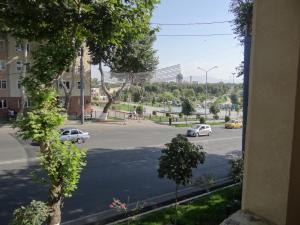 vistas a una calle con coches en la carretera en Апартаменты Registan, en Samarkand