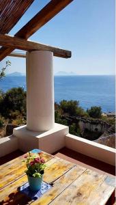 Ginostra的住宿－Luna Rossa，一个带桌子并享有海景的门廊