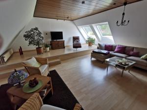 a living room with a couch and a table at Kucks-Ferienwohnung in Wiefelstede