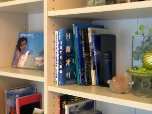una estantería llena de libros en Restay Iwatsuki (Adult Only), en Saitama