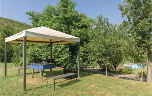 una mesa de picnic bajo una sombrilla en un parque en La Spizzica 5, en Baccano