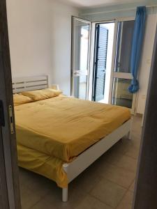リド・マリーニにあるLido Mariniのベッドルーム1室(ベッド1台、大きな窓付)