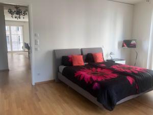 Luxury 145 m2 Apartment with Terrace في برلين: غرفة نوم بسرير كبير ومخدات حمراء
