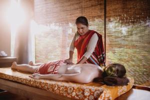 een vrouw geeft een vrouw een massage bij Karpaha Sands in Pasikuda